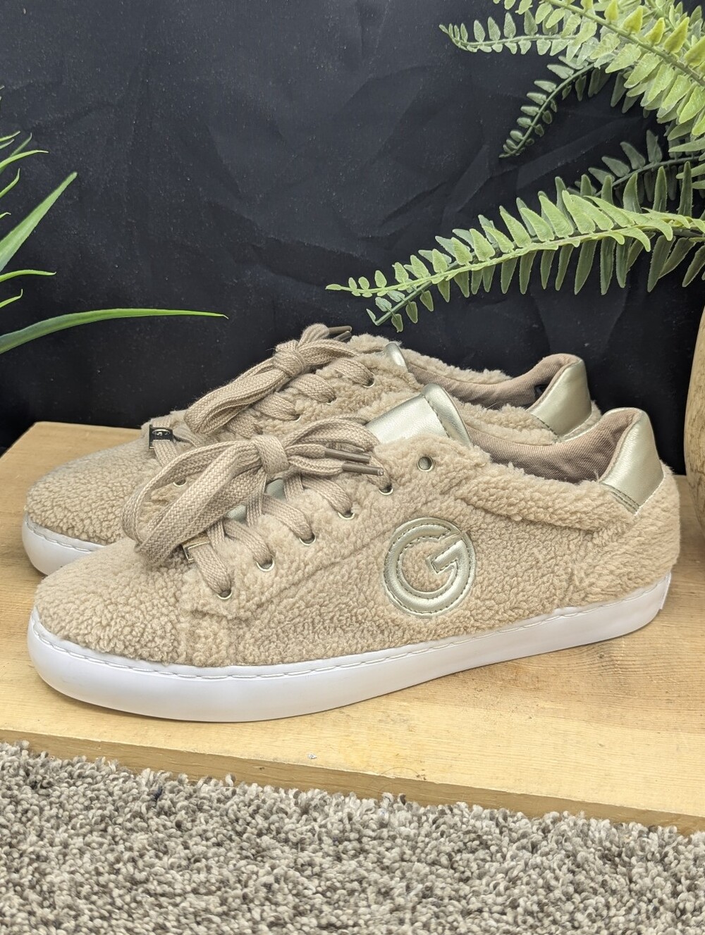 Guess By Guess Los Angeles Sherpa Women's Size 8M Lace Up Comfort Shoes